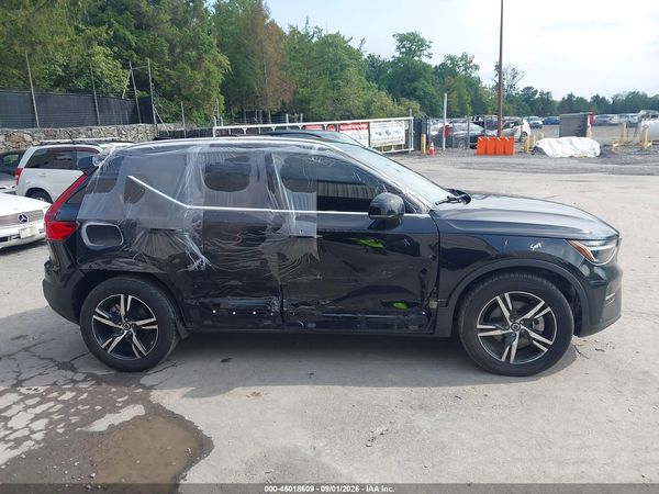 2024 VOLVO XC40