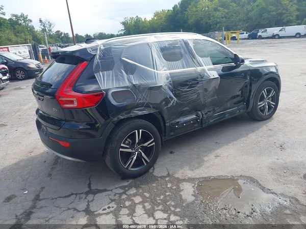 2024 VOLVO XC40