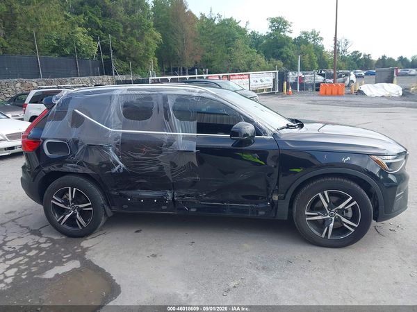 2024 VOLVO XC40