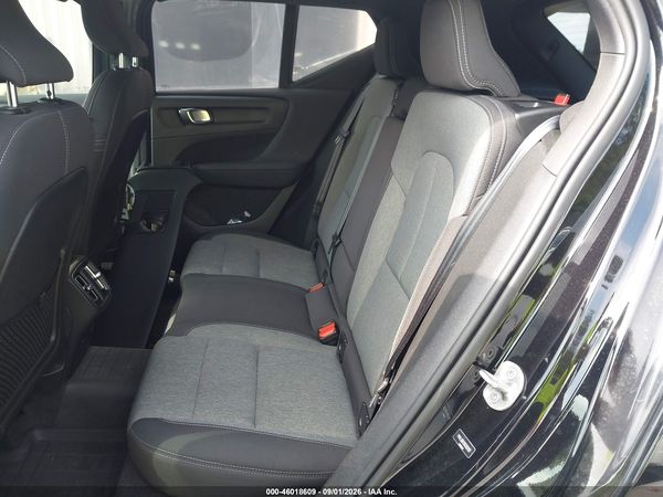 2024 VOLVO XC40