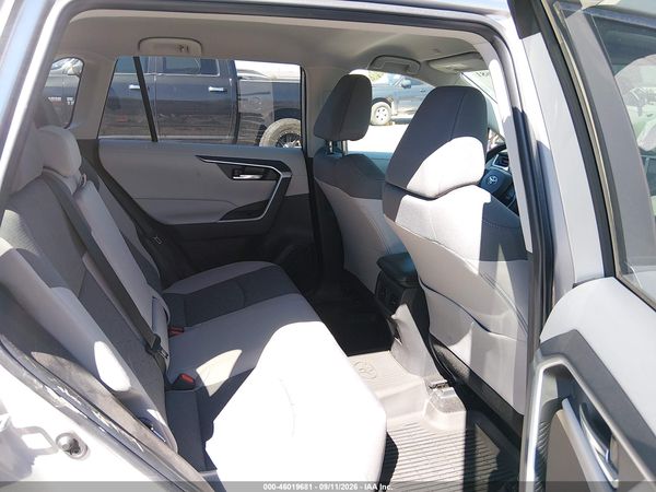 2025 TOYOTA RAV4 XLE — I8