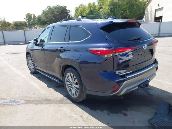 2023 TOYOTA HIGHLANDER HYBRID PLATINUM — I3