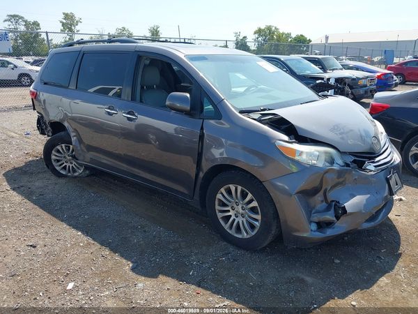 2016 TOYOTA SIENNA XLE 8 PASSENGER