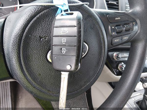 2016 KIA SEDONA L — I11