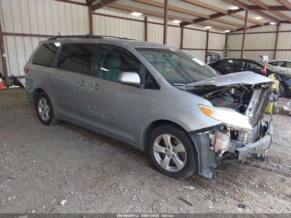 2015 TOYOTA SIENNA LE 8 PASSENGER — I1