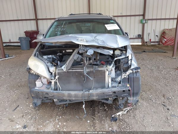 2015 TOYOTA SIENNA LE 8 PASSENGER — I115