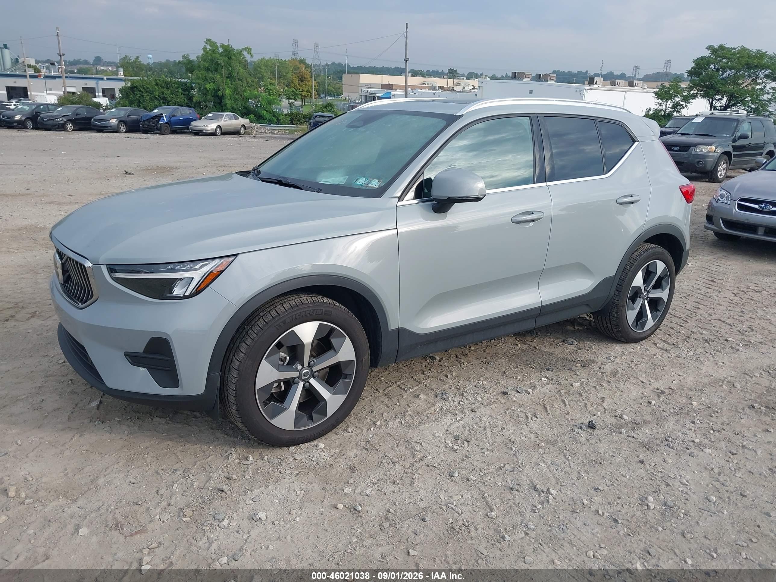 2025 VOLVO XC40 B5 CORE BRIGHT THEME — I2