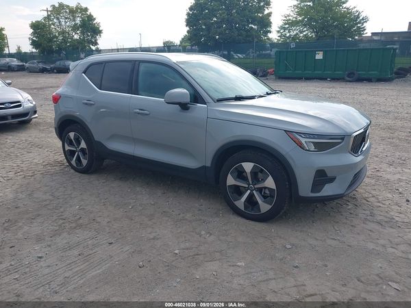 2025 VOLVO XC40 B5 CORE BRIGHT THEME — I1
