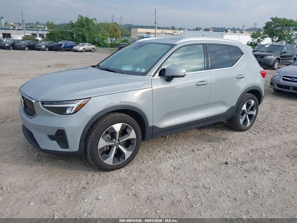 2025 VOLVO XC40 — I2