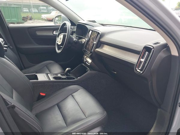 2025 VOLVO XC40 B5 CORE BRIGHT THEME — I5
