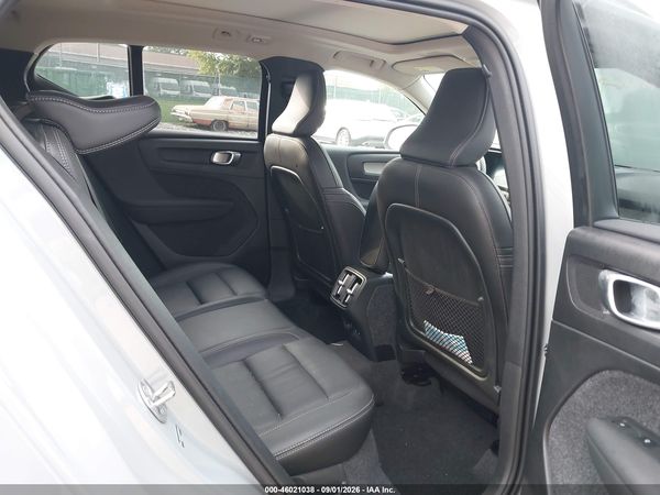2025 VOLVO XC40 B5 CORE BRIGHT THEME — I8