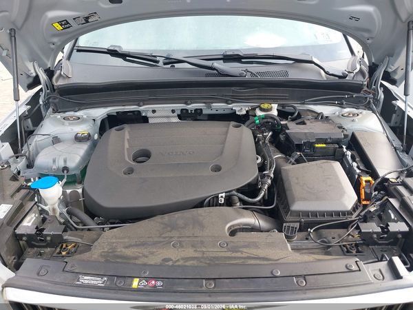 2025 VOLVO XC40 B5 CORE BRIGHT THEME — I10