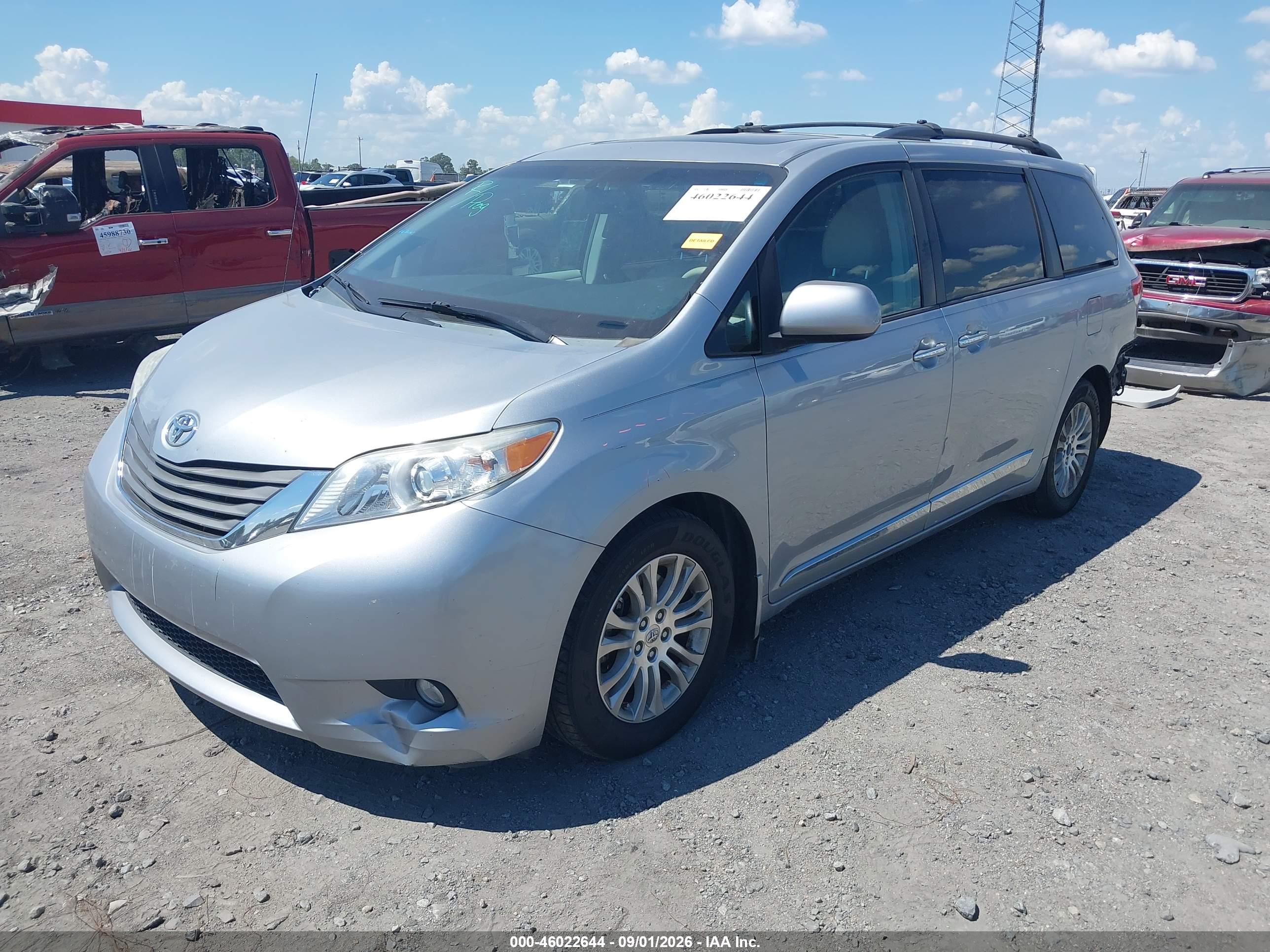 2014 TOYOTA SIENNA XLE V6 8 PASSENGER — I2