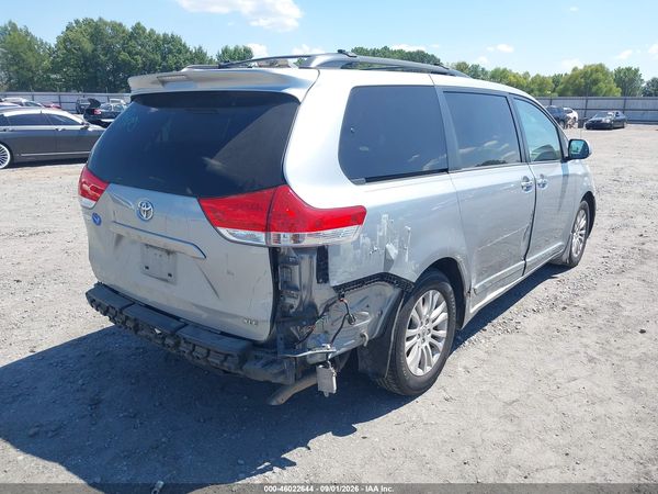 2014 TOYOTA SIENNA XLE V6 8 PASSENGER — I4