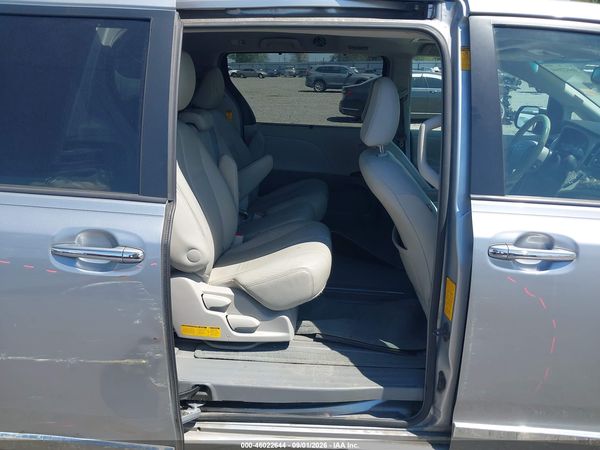2014 TOYOTA SIENNA XLE V6 8 PASSENGER — I8