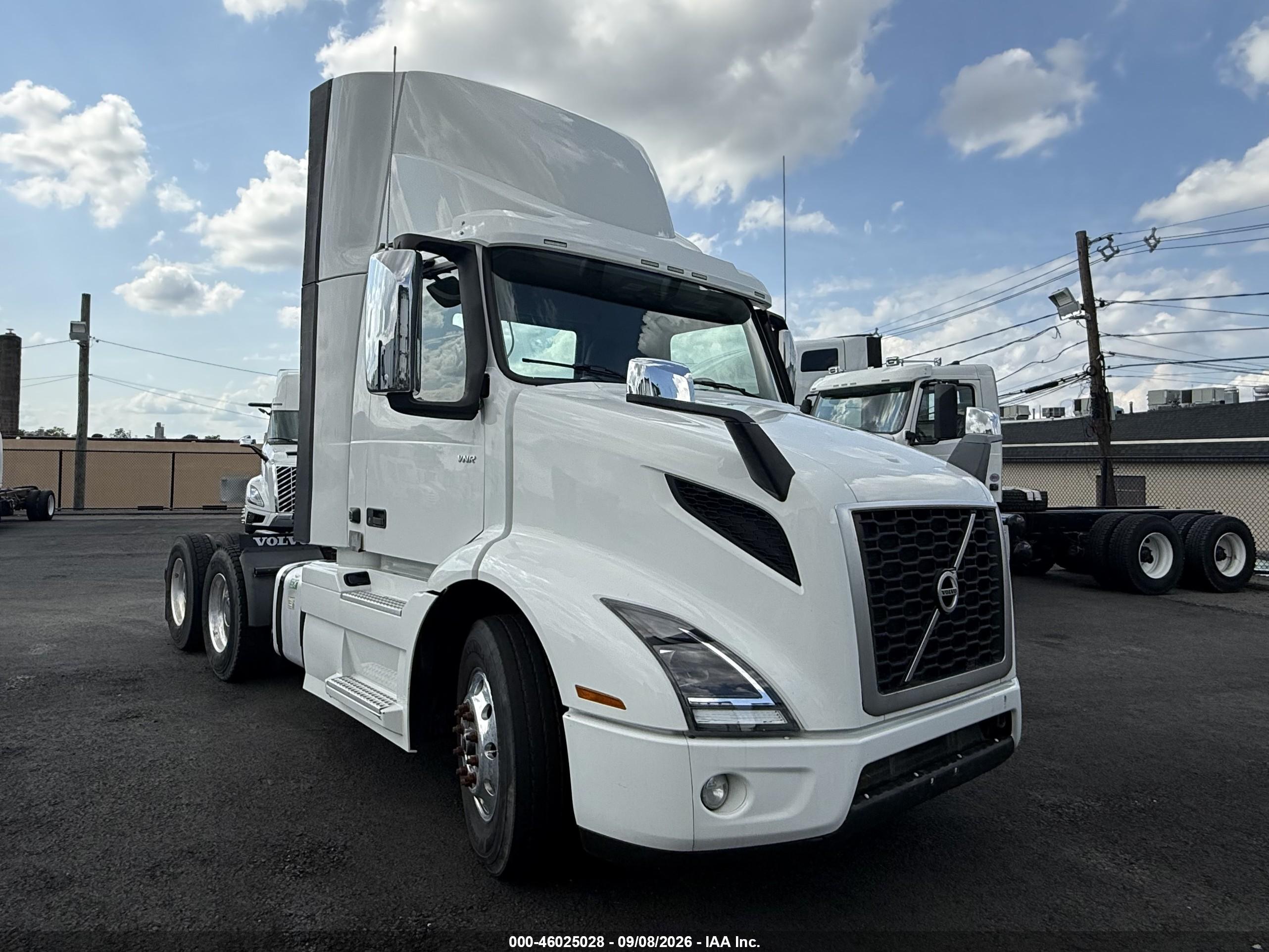 2019 VOLVO VNR64T