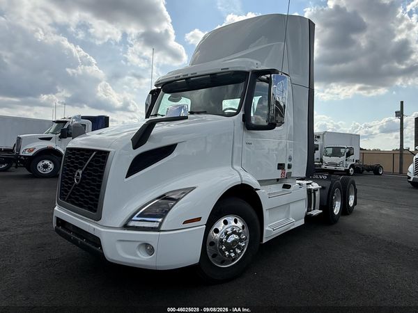 2019 VOLVO VNR64T