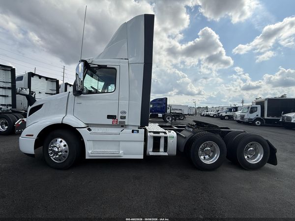 2019 VOLVO VNR64T