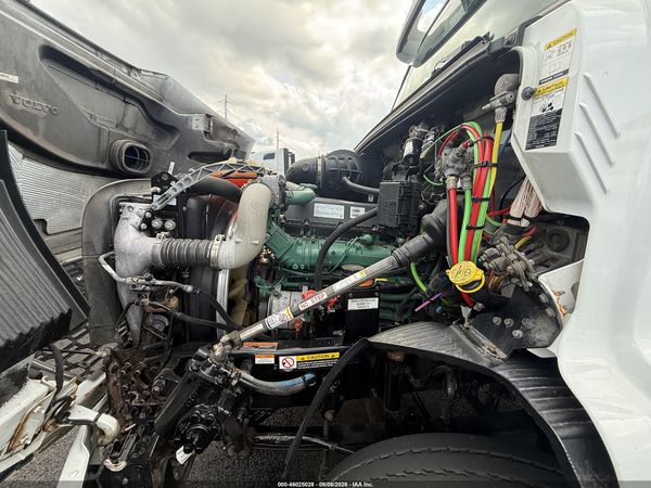 2019 VOLVO VNR64T