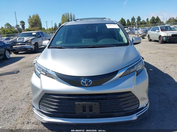 2021 TOYOTA SIENNA XLE
