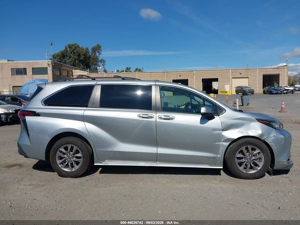 2021 TOYOTA SIENNA XLE