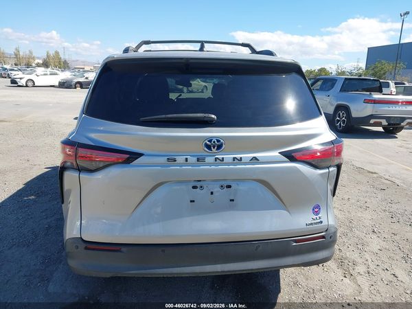 2021 TOYOTA SIENNA XLE