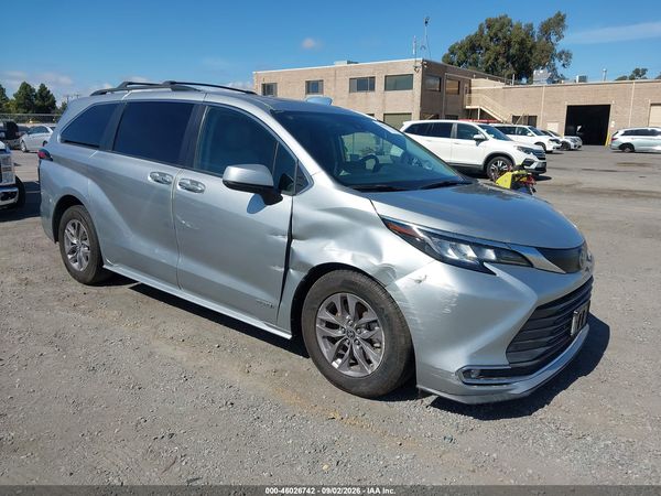 2021 TOYOTA SIENNA XLE