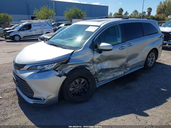 2021 TOYOTA SIENNA XLE
