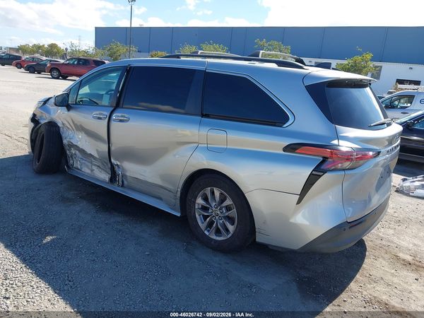 2021 TOYOTA SIENNA XLE