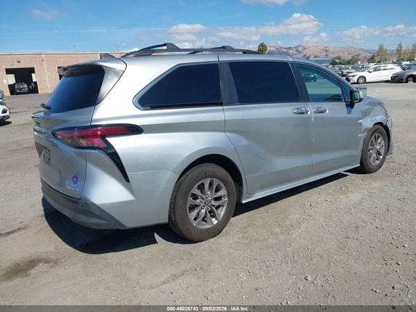 2021 TOYOTA SIENNA XLE