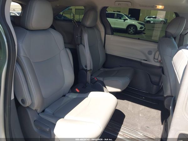 2021 TOYOTA SIENNA XLE