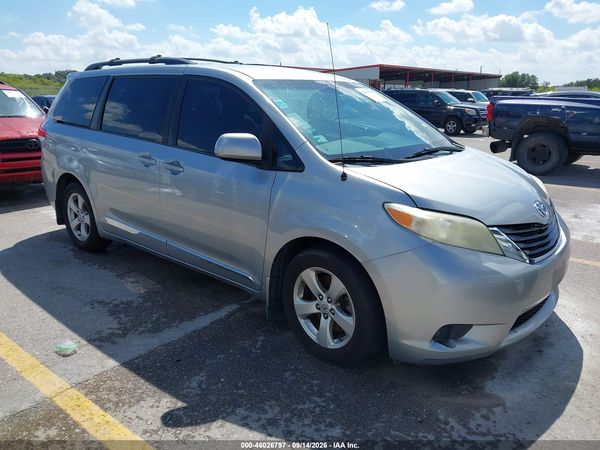 2014 TOYOTA SIENNA LE V6 8 PASSENGER — I1
