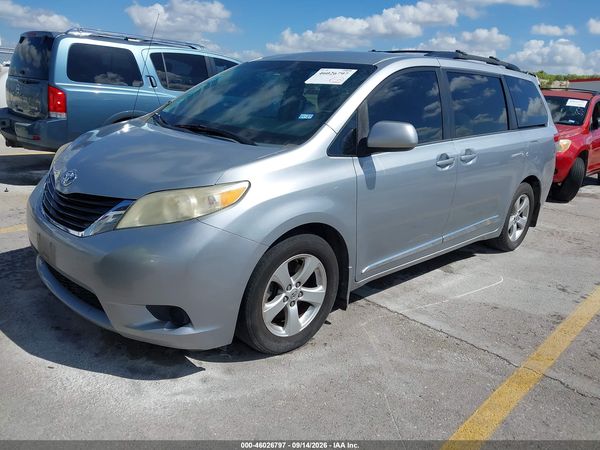 2014 TOYOTA SIENNA — I2