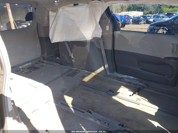 2018 TOYOTA SIENNA XLE 7 PASSENGER — I8