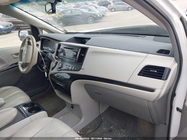 2014 TOYOTA SIENNA LE 7 PASSENGER — I5