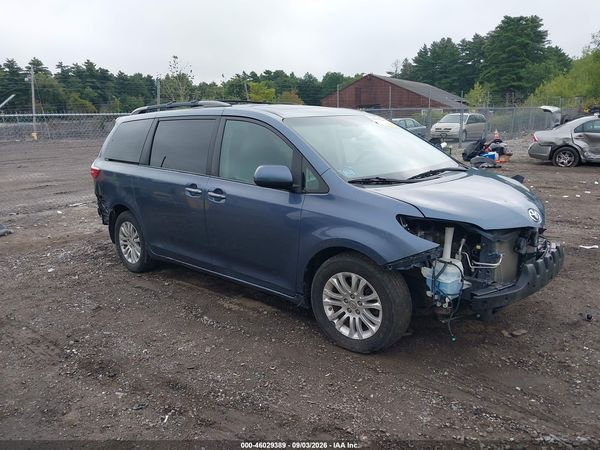 2015 TOYOTA SIENNA XLE 8 PASSENGER — I1