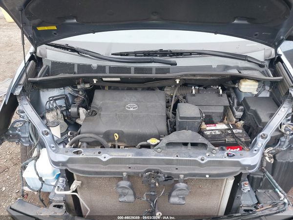 2015 TOYOTA SIENNA XLE 8 PASSENGER — I10