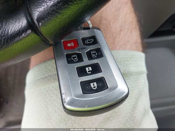 2015 TOYOTA SIENNA XLE 8 PASSENGER — I11