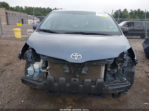 2015 TOYOTA SIENNA XLE 8 PASSENGER — I115