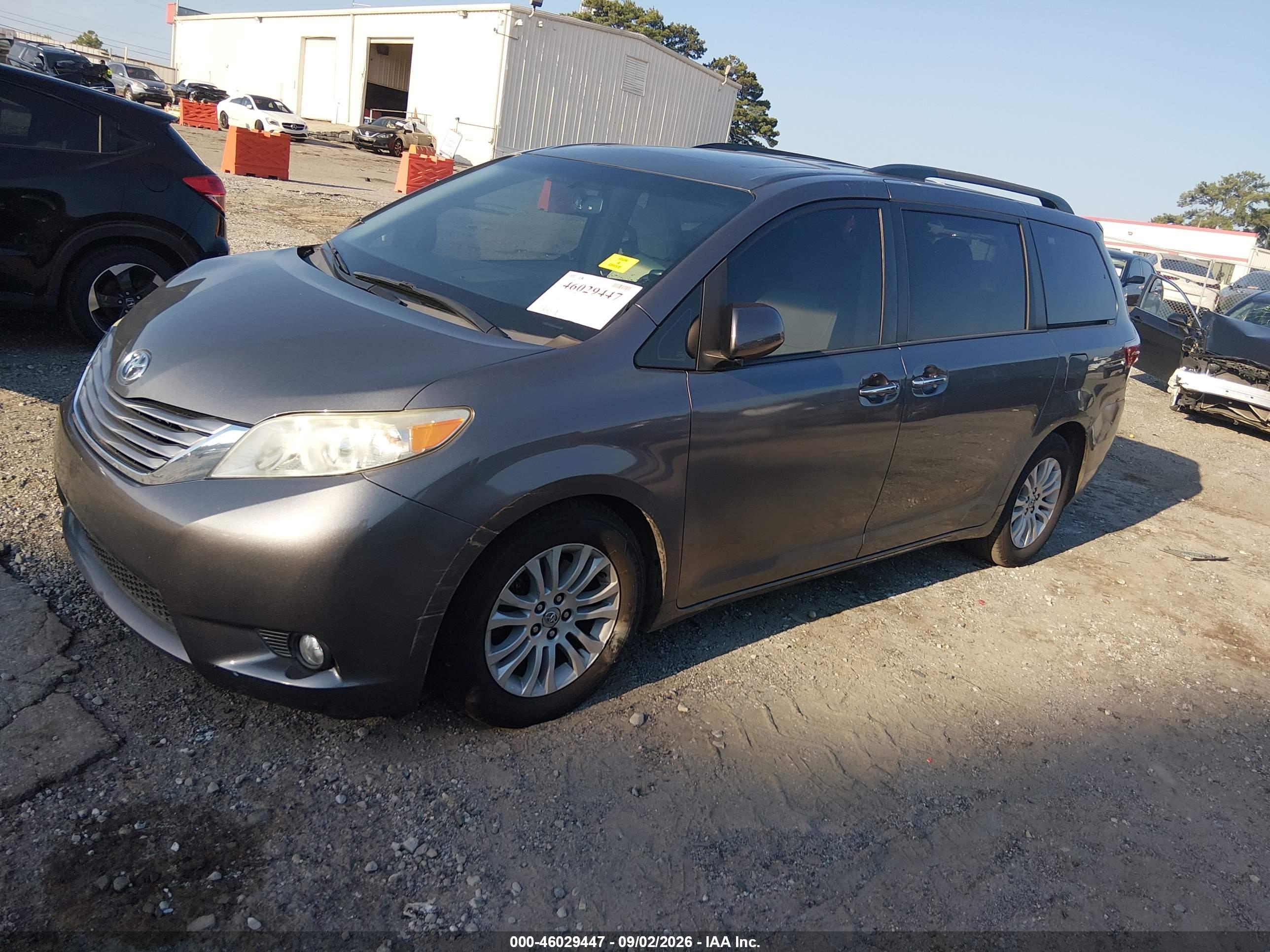 2017 TOYOTA SIENNA XLE 8 PASSENGER — I2