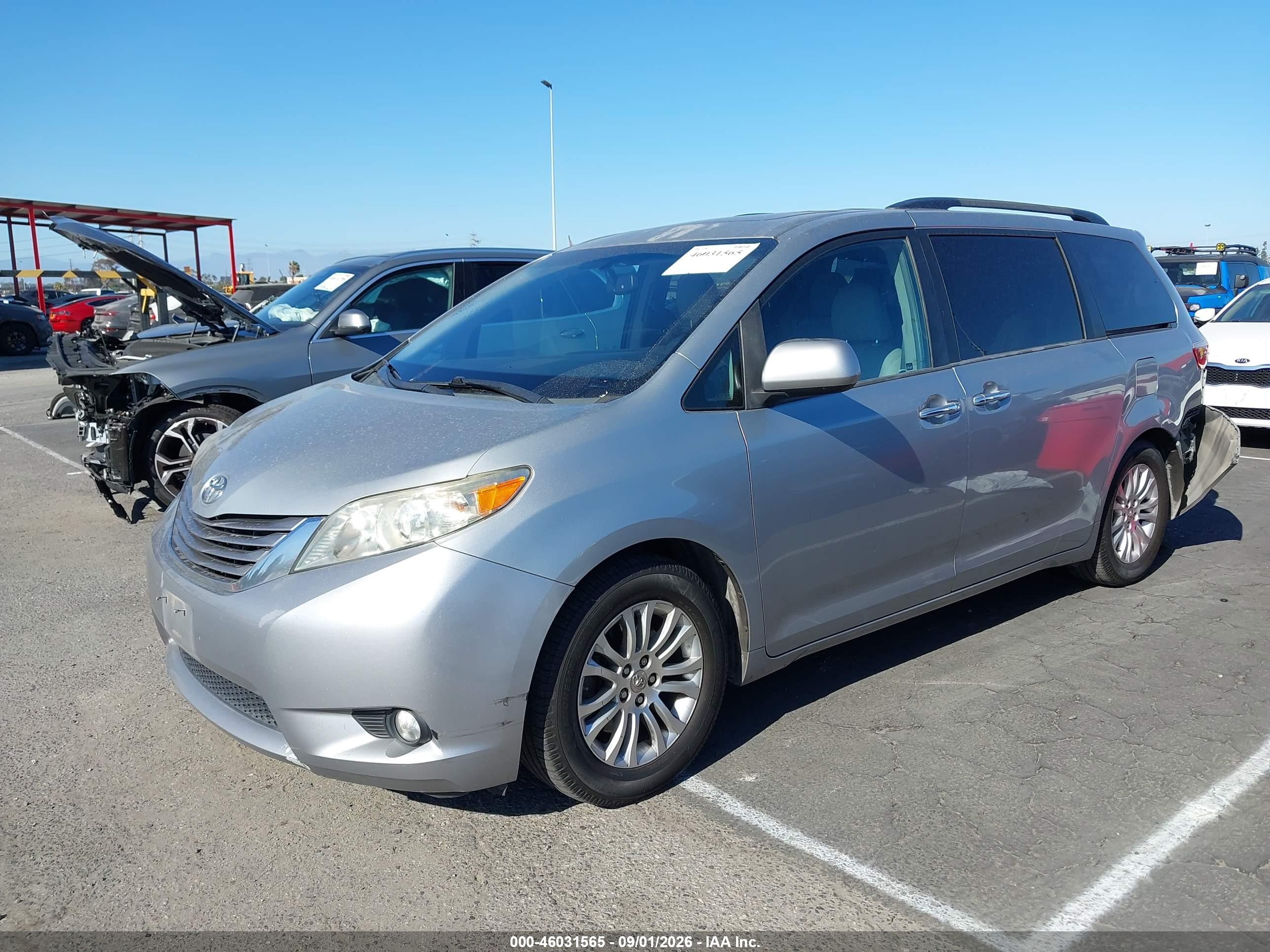 2015 TOYOTA SIENNA XLE PREMIUM 8 PASSENGER — I2
