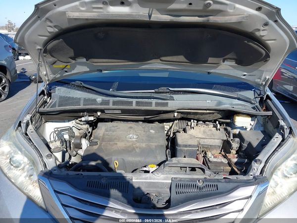 2015 TOYOTA SIENNA XLE PREMIUM 8 PASSENGER — I10