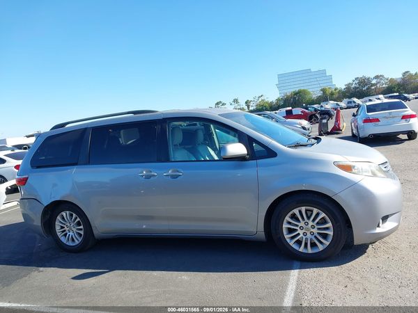 2015 TOYOTA SIENNA XLE PREMIUM 8 PASSENGER — I116