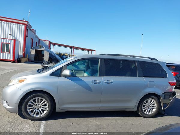 2015 TOYOTA SIENNA XLE PREMIUM 8 PASSENGER — I117