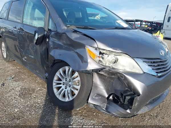 2017 TOYOTA SIENNA XLE PREMIUM 8 PASSENGER