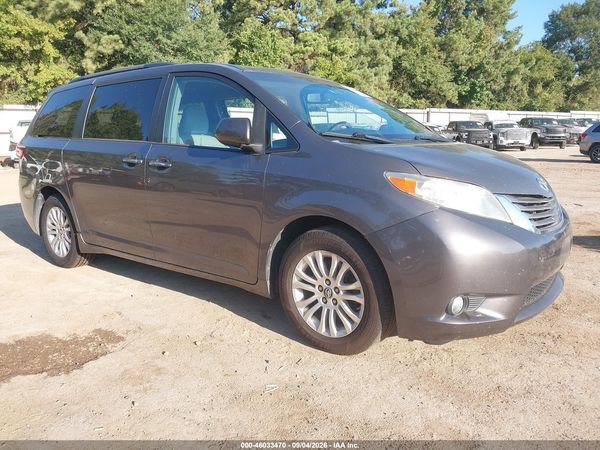 2015 TOYOTA SIENNA XLE 8 PASSENGER — I1