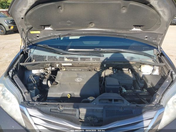2015 TOYOTA SIENNA XLE 8 PASSENGER — I10