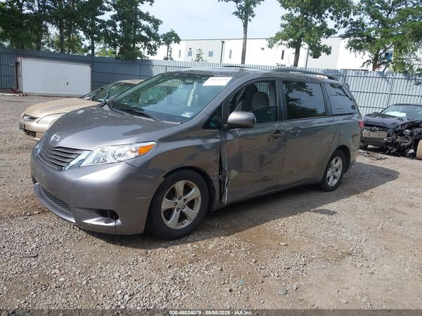 2017 TOYOTA SIENNA — I2