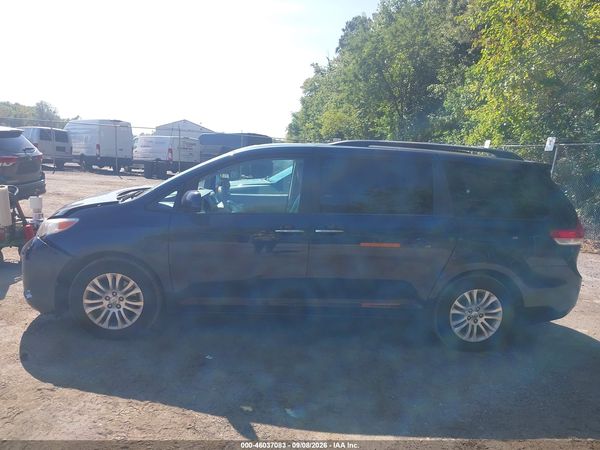 2012 TOYOTA SIENNA