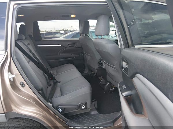 2017 TOYOTA HIGHLANDER LE — I8